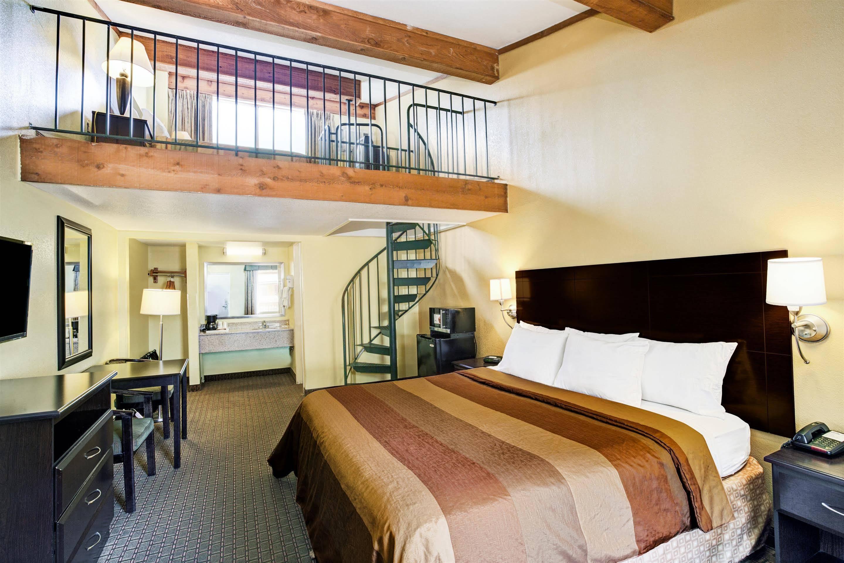 Days Inn & Suites By Wyndham Downtown Gatlinburg Parkway Esterno foto