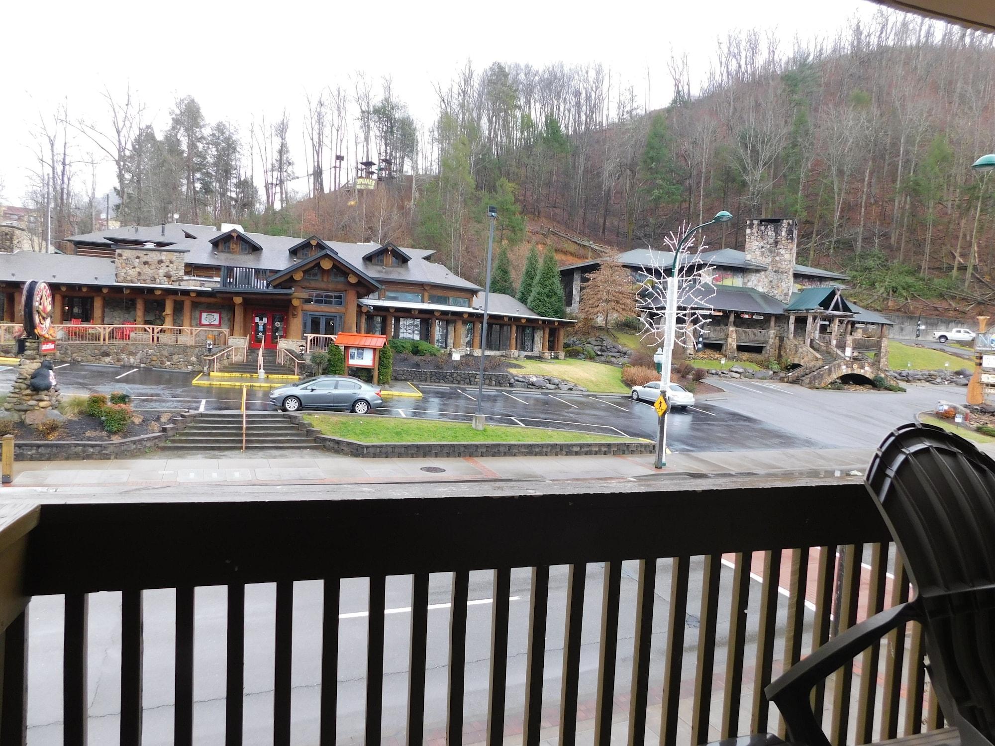 Days Inn & Suites By Wyndham Downtown Gatlinburg Parkway Esterno foto