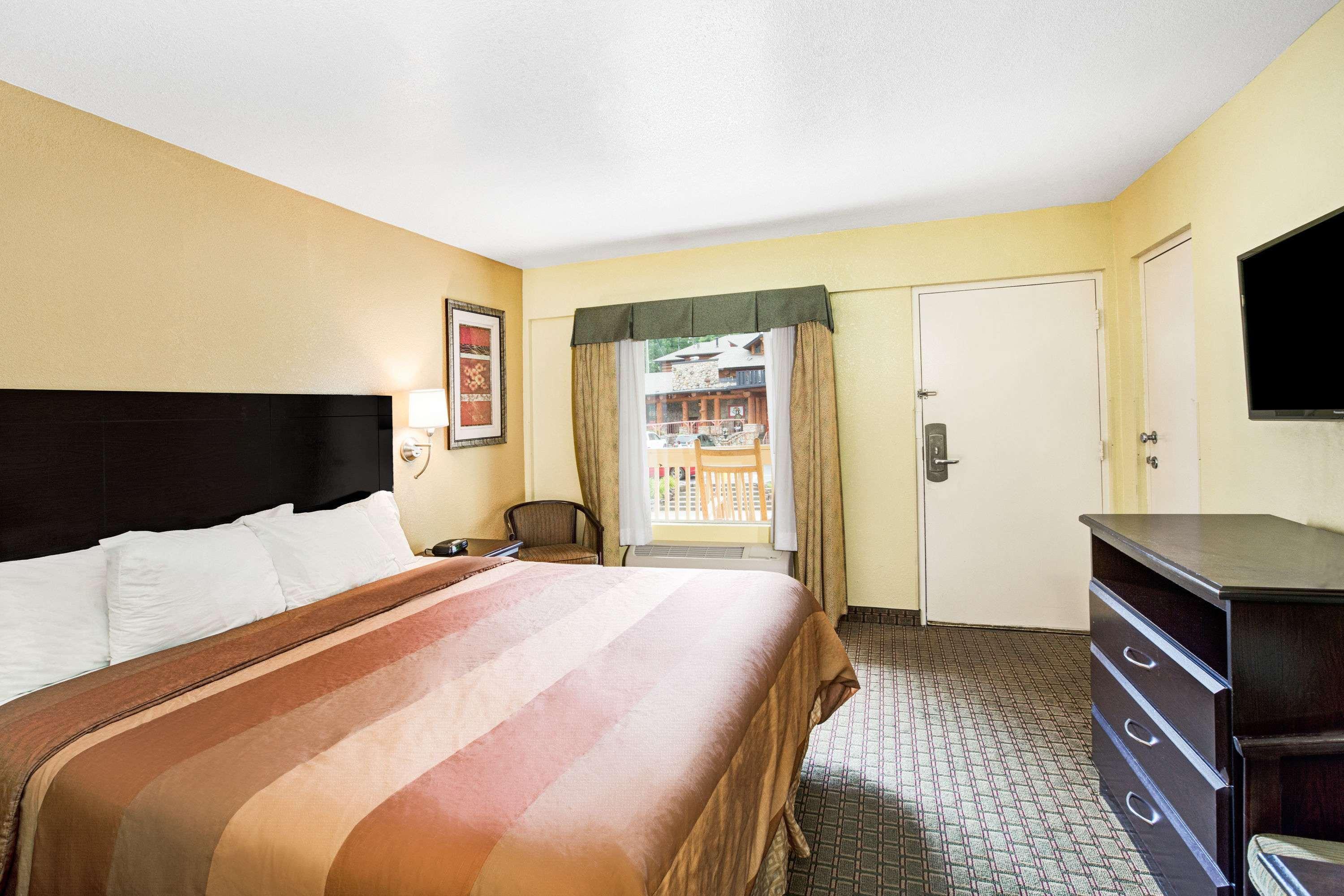 Days Inn & Suites By Wyndham Downtown Gatlinburg Parkway Esterno foto