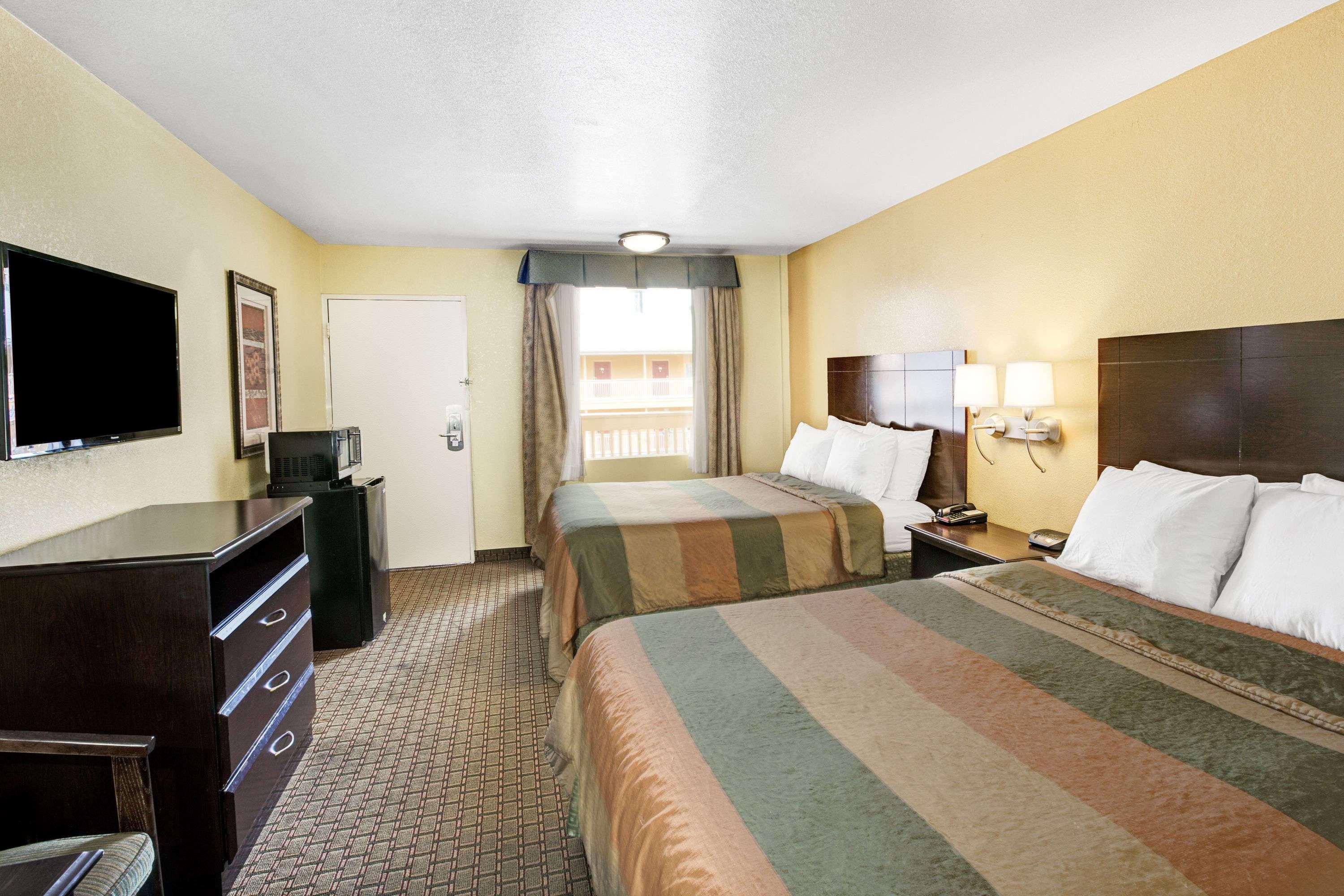 Days Inn & Suites By Wyndham Downtown Gatlinburg Parkway Esterno foto