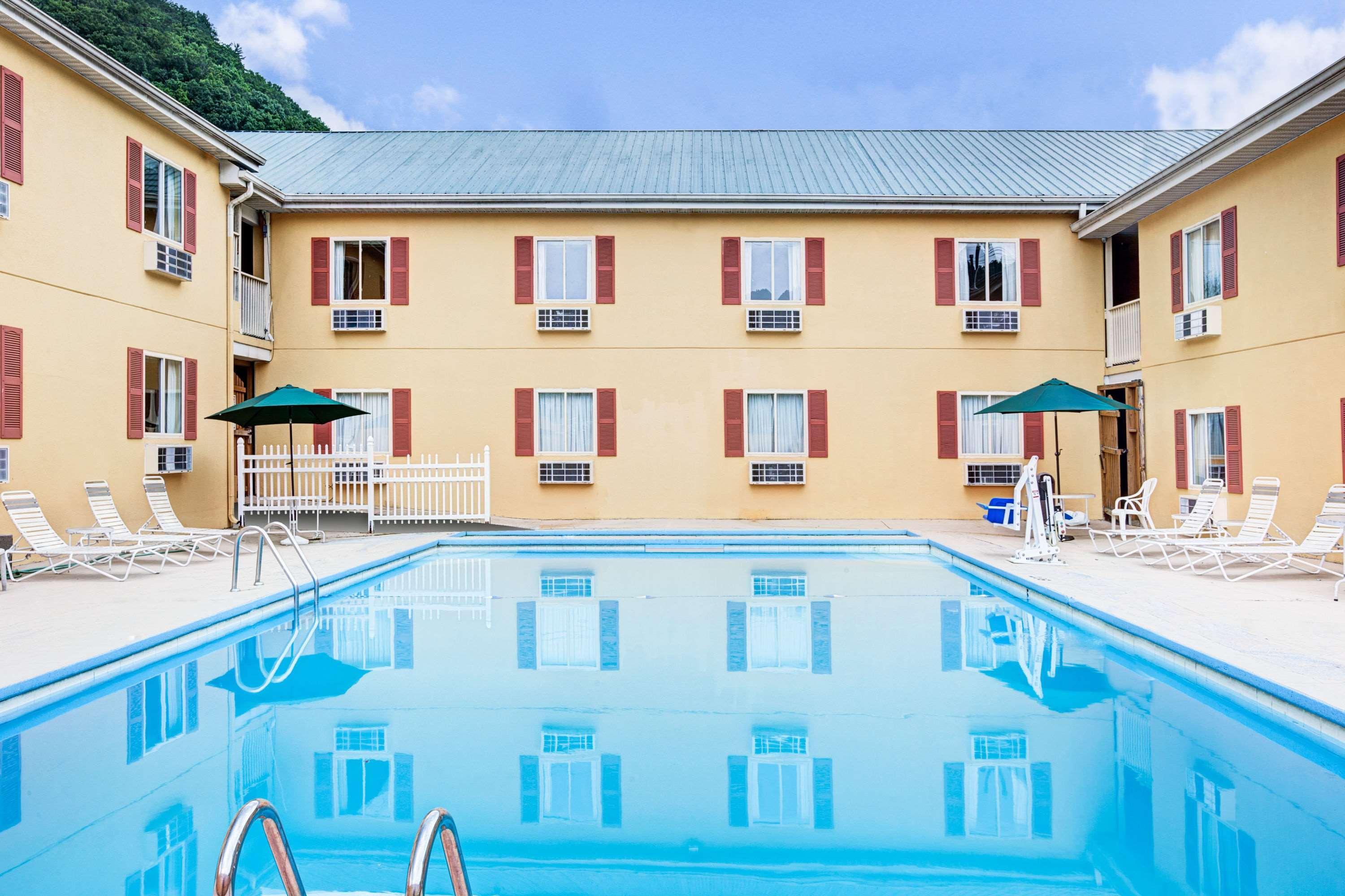 Days Inn & Suites By Wyndham Downtown Gatlinburg Parkway Esterno foto