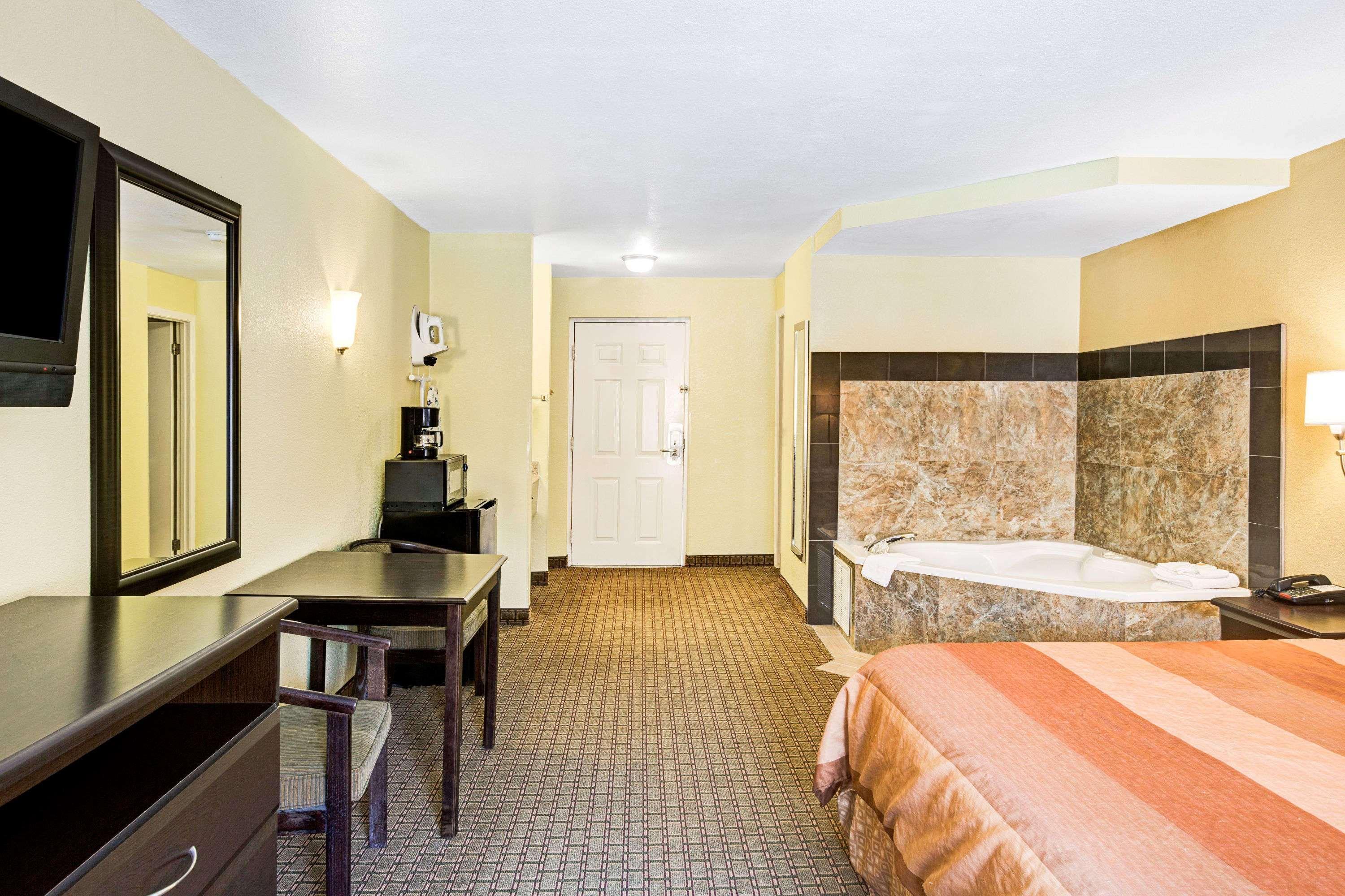 Days Inn & Suites By Wyndham Downtown Gatlinburg Parkway Esterno foto