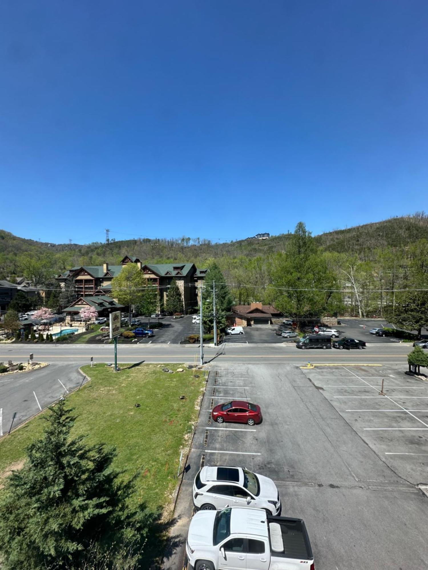 Days Inn & Suites By Wyndham Downtown Gatlinburg Parkway Esterno foto