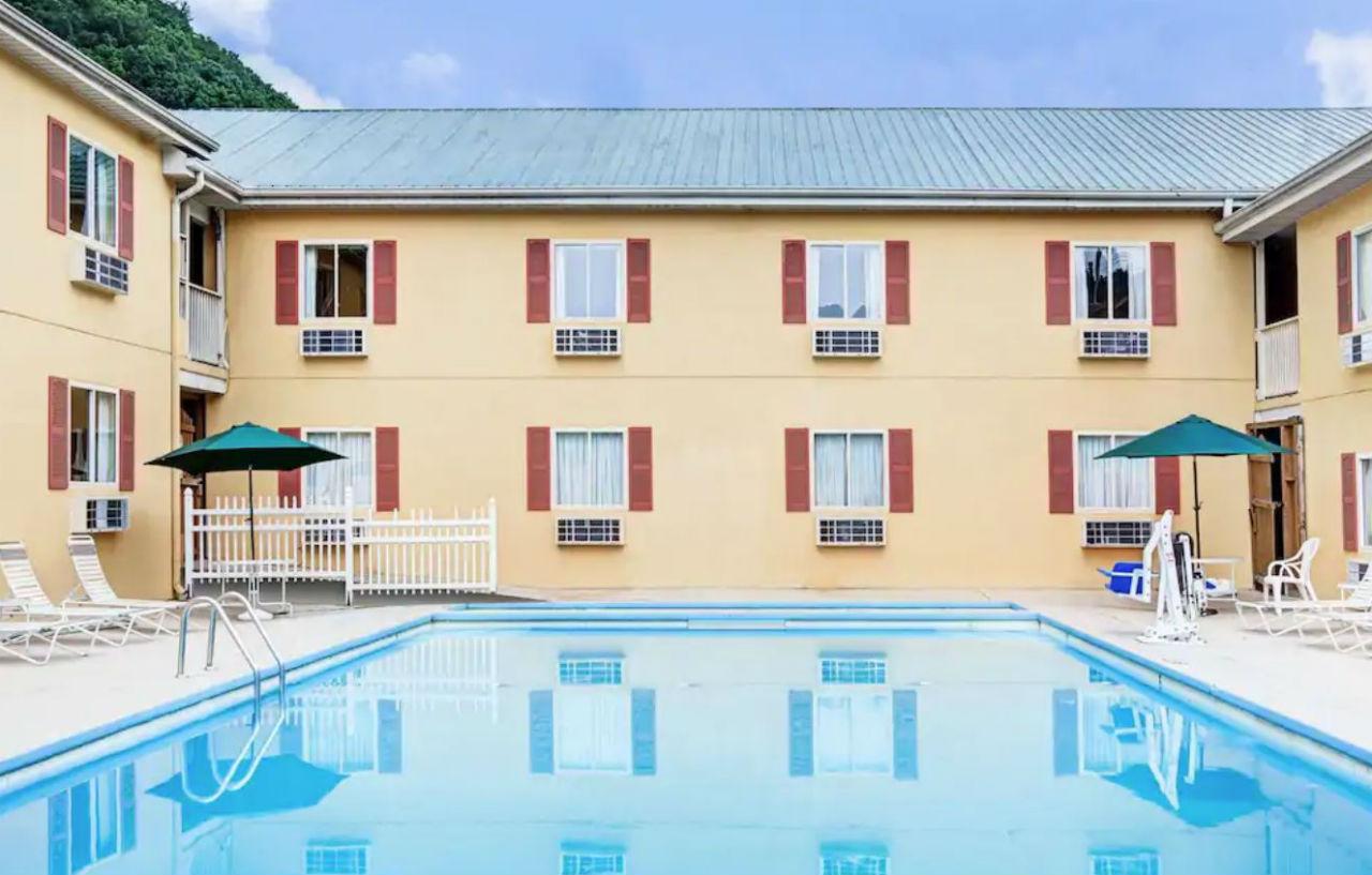 Days Inn & Suites By Wyndham Downtown Gatlinburg Parkway Esterno foto